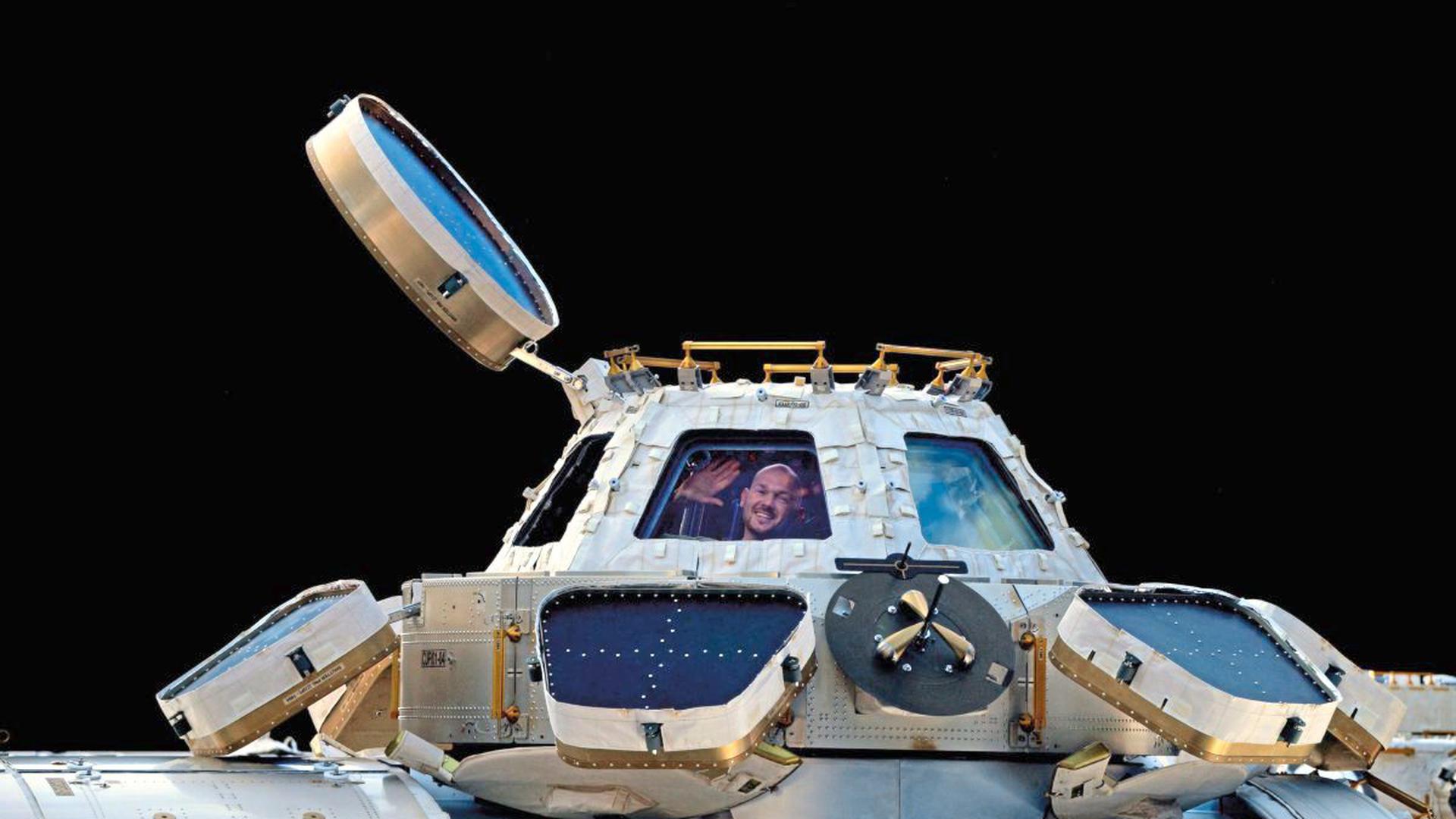 Im November 2014 winkt Gerst aus einem ISS-Modul.