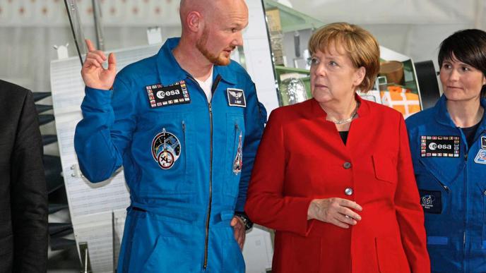 Angela Merkel besucht Gerst beim Training in Köln.