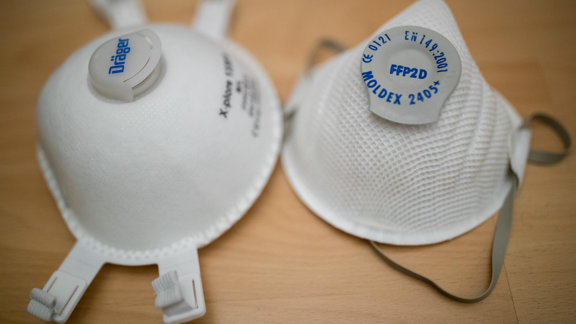 High-End-Schutzmasken: Ein Exemplar des Typs FFP2 (rechts) und daneben ein FFP3-Modell, das weitreichenden Schutz vor Viren bietet.