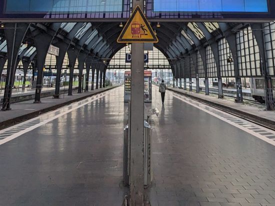 Der völlig leere Bahnsteig von Gleis 9 und 10 am Karlsruher Hauptbahnhof am Superstreiktag. 