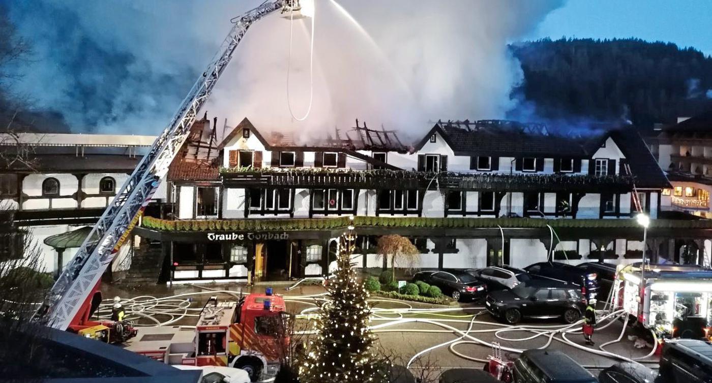 Beim Brand des Drei-Sterne-Restaurants in Baiersbronn im Schwarzwald ist Polizeiangaben zufolge ein Schaden im siebenstelligen Bereich entstanden.