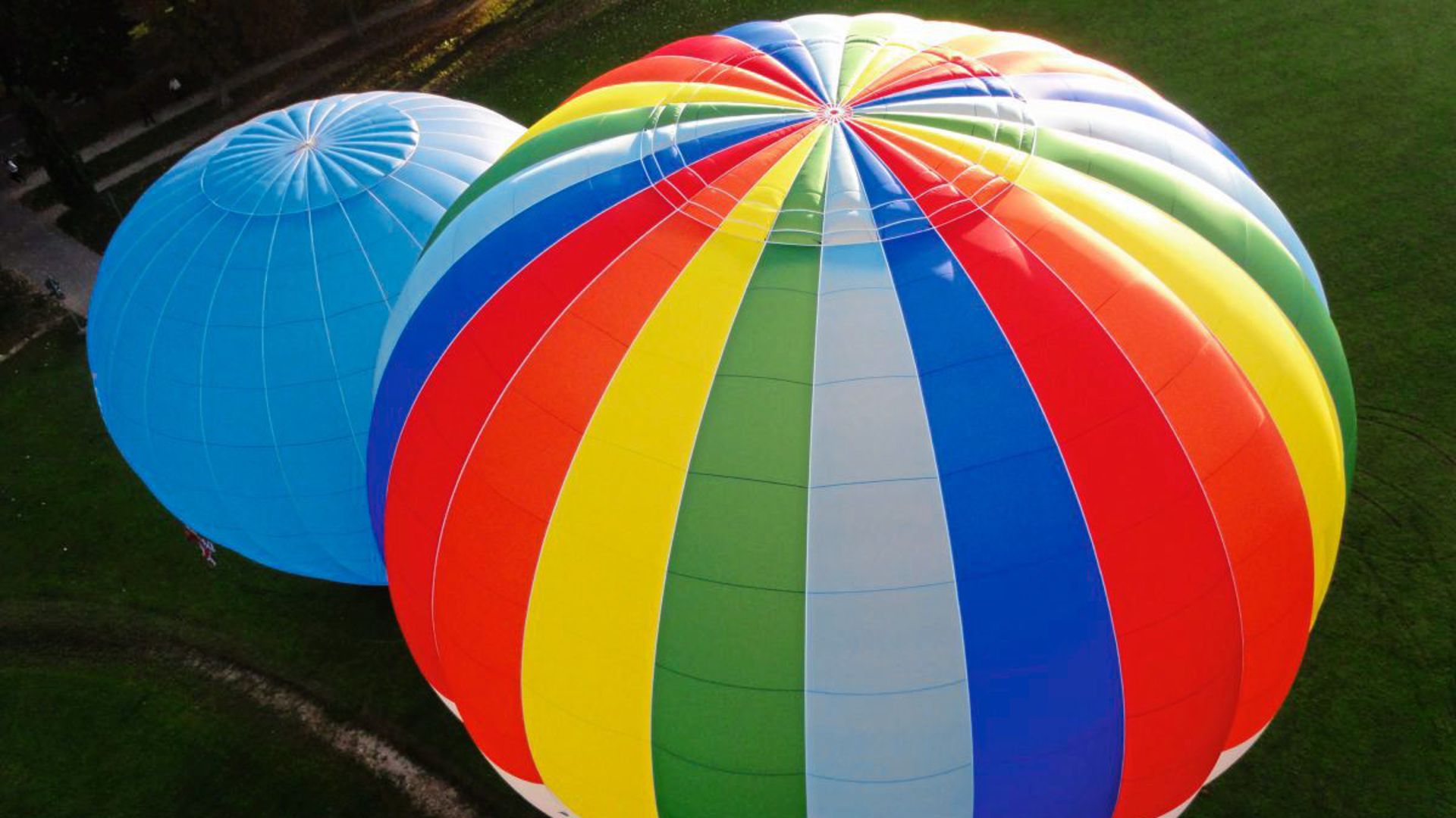 Vom Wind geleitet schweben die Heißluftballons von Ballooning 2000 nahezu lautlos über die Landschaft.