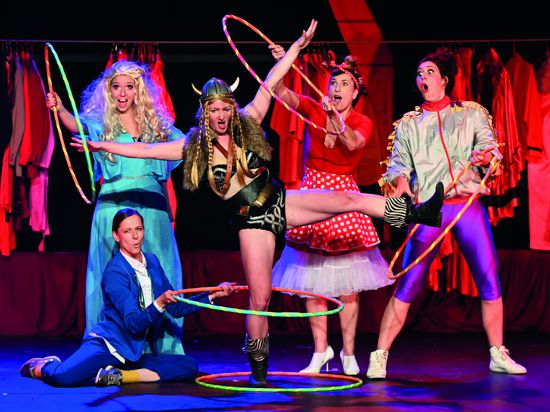 Zeitgenössischem Zirkus, Tanz und einen ordentlichen Schuss Comedy bringen die Barbaren Barbies aus Berlin nach Karlsruhe.