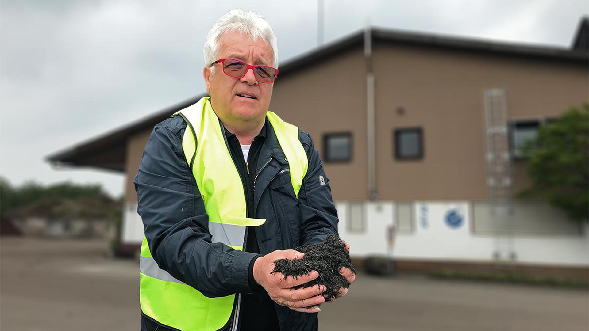 Franz Vogel ist stolz auf seinen Kompost. Die Behörden halten ihn allerdings für den Verursacher einer riesigen Umweltverschmutzung.