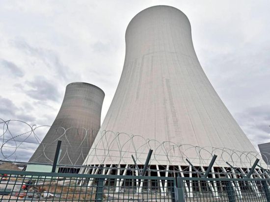 Seit rund 40 Jahren ragen die beiden Kühltürme des Atomkraftwerks Philippsburg in den Himmel. In der zweiten Jahreshälfte könnten sie gesprengt werden.
