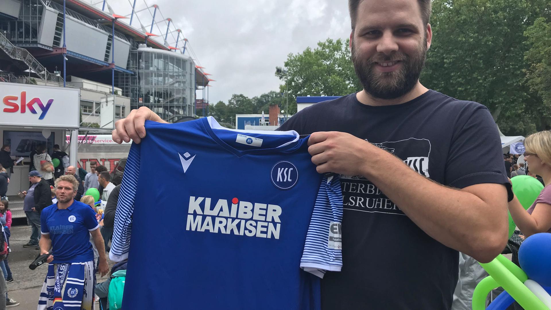 Patrick Bittigkoffer aus Neulingen hat sich als einer der ersten ein neues Trikot des Karlsruher SC gesichert. Ihm gefallen die Shirts. Er findet sie "höchstens ein bisschen eng".