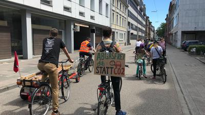 Mit dem Fahrrad fahren die Teilnehmer durch die Stadt. Hier ein Bild aus der Markgrafenstraße.