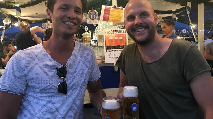 Diese zwei Männer haben sich gerade ein frisch gezapftes Bier geholt.