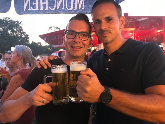 Na dann Prost: Im Karlsruher Schlosspark hat am Freitagabend die Bierbörse begonnen.