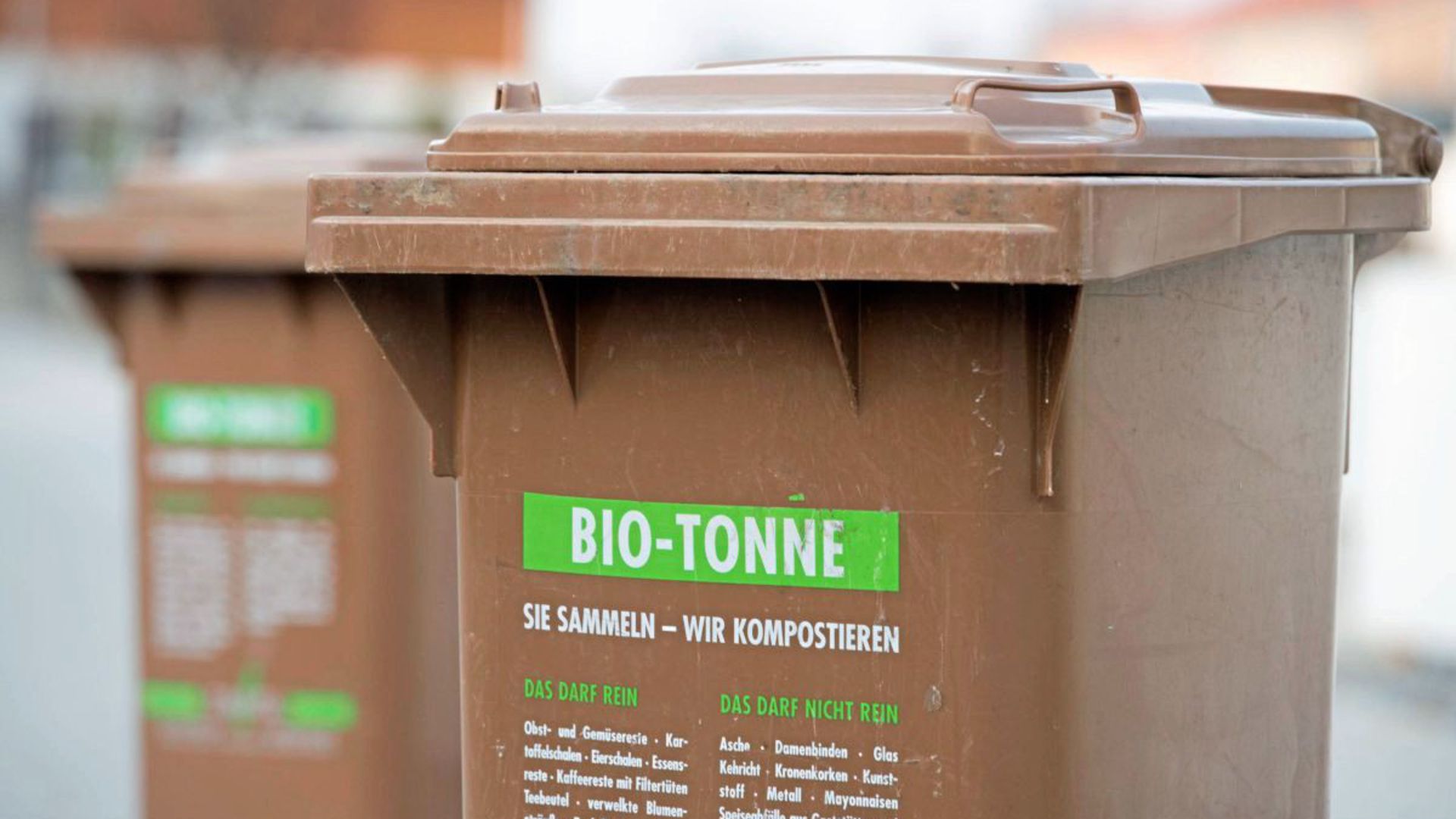 Im Landkreis Germersheim wird künftig der Bioabfall bei der Abholung unter die Lupe genommen. Im Landkreis Karlsruhe gibt es erst ab 2021 Biotonnen.