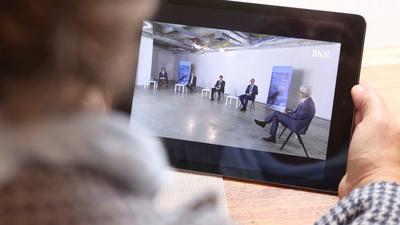 BNN-Forum zur OB-Wahl in Karlsruhe im Livestream mit vier Kandidaten und Moderator Theo Westermann (rechts)