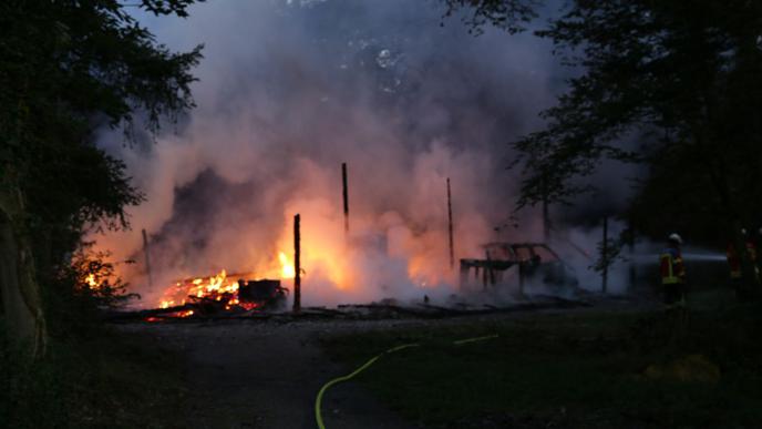 Brand einer Forsthütte bei der Landstraße 604 in der Nähe der Karlsruher Waldstadt