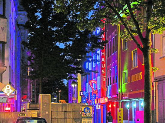 In der Karlsruher Brunnenstraße reiht sich Bordell an Bordell. Prostituierte, die hier arbeiten, kommen meist aus Osteuropa, Südamerika oder Asien.