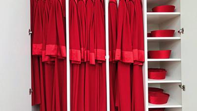 Die roten Roben warten auf den nächsten großen Auftritt: Das Markenzeichen des Bundesverfassungsgerichts wurde der traditionellen Richtertracht der Stadt Florenz aus dem 15. Jahrhundert nachempfunden.