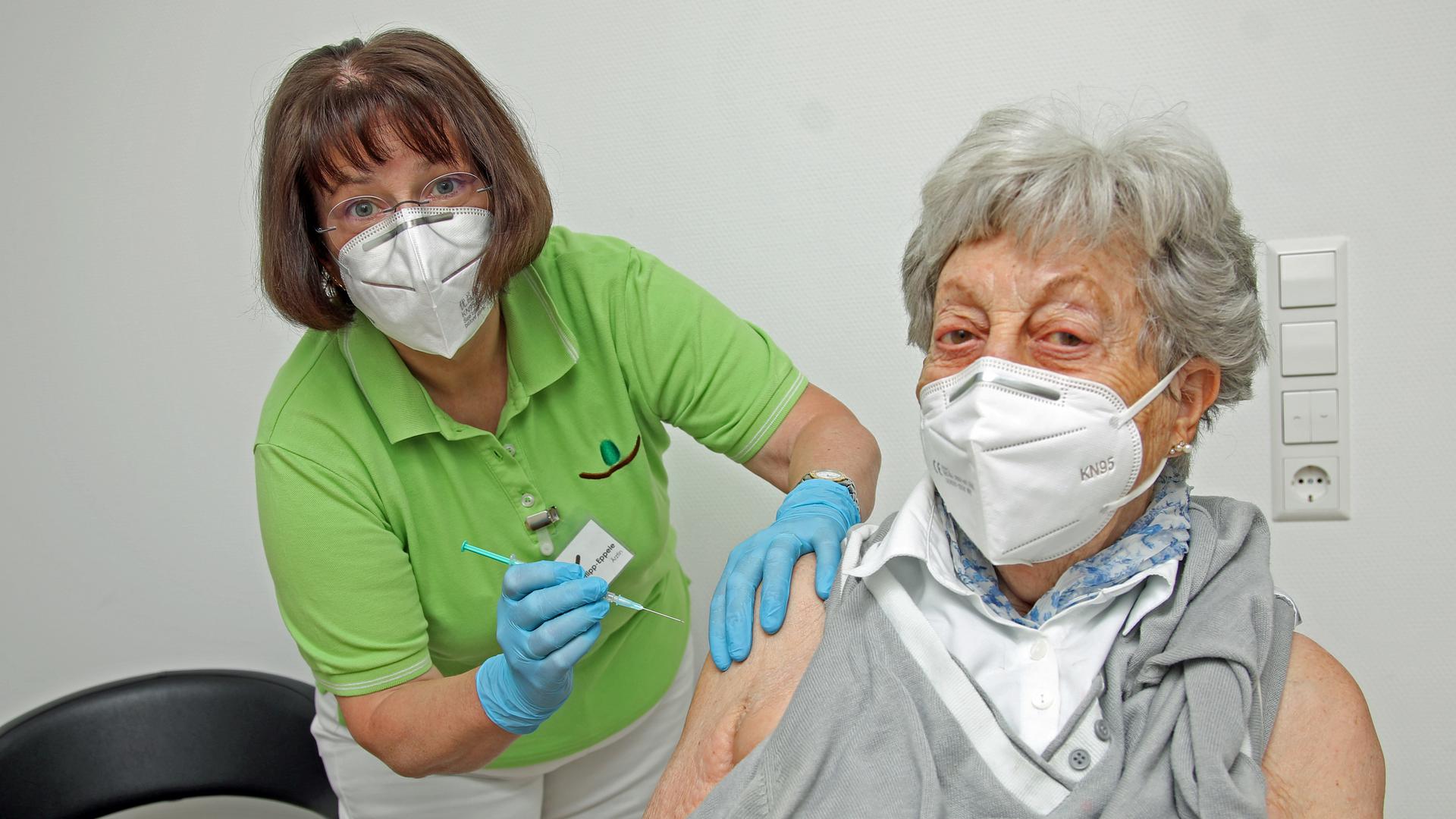 „Ich habe gar nichts gemerkt“: Marianne Kauther, 89, aus Durlach freut sich über ihre Impfung bei Ärztin Marianne Difflipp-Eppele.