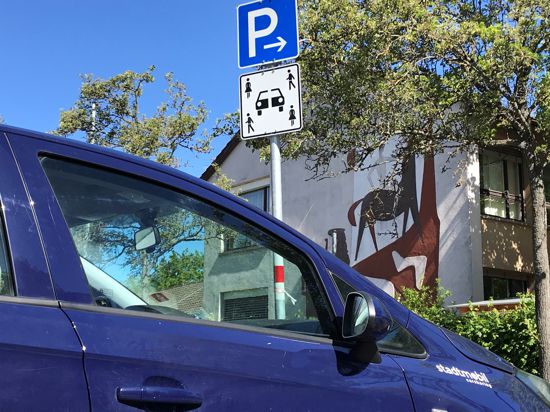 Ein Parkplatz, ja, aber für wen: Die Schilder für Car-Sharing-Stellflächen im öffentlichen Raum haben sich noch nicht durchgesetzt.