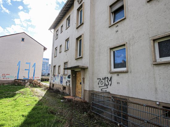Altes Haus mit Graffiti in Karlsruhe