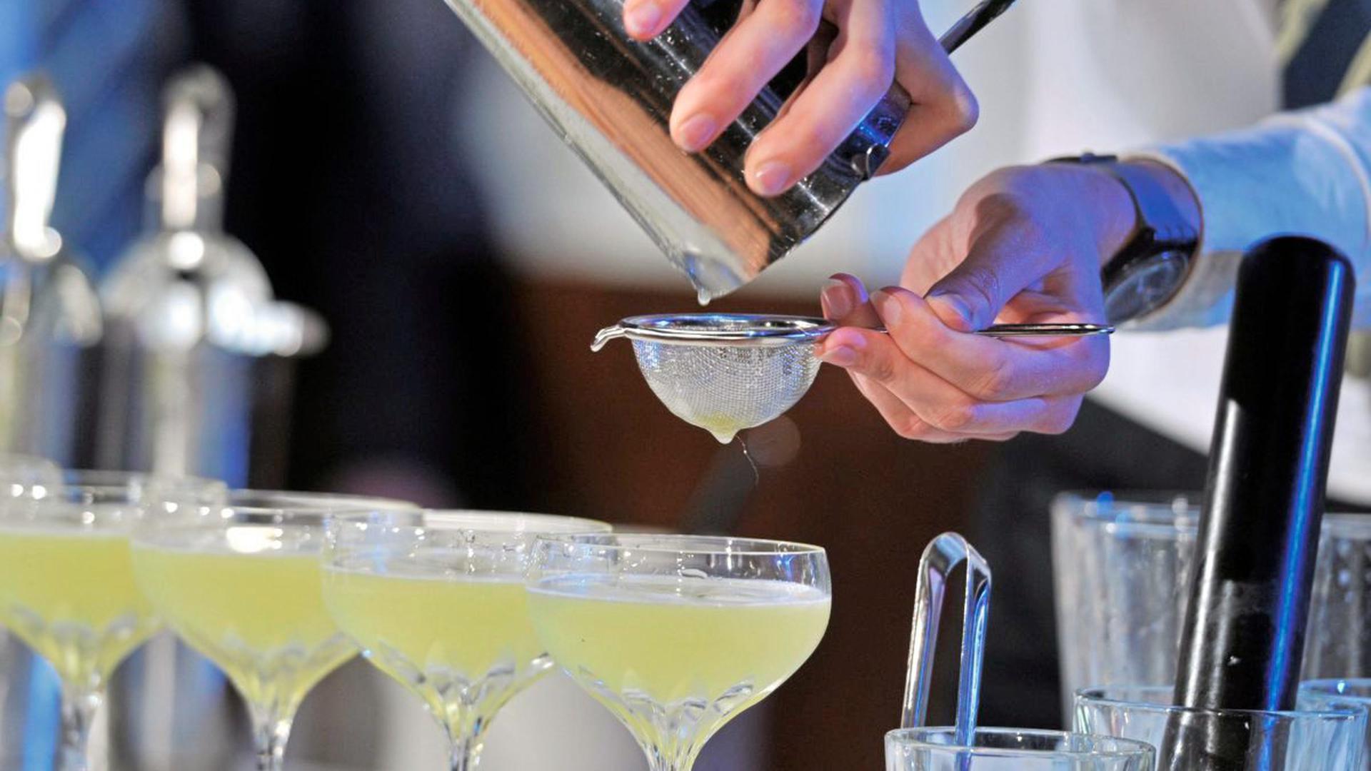 Ob Eigenkreation oder Klassiker: Bei einem Kurs in der Wunder-Bar taucht der oder die Glückliche in die Kunst des Cocktails-Mixens ein.