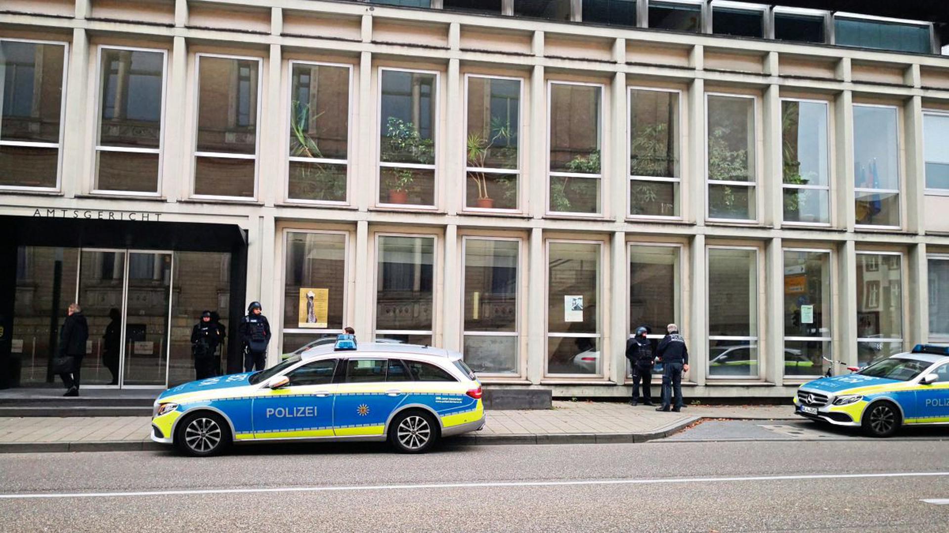 Polizisten haben am Dienstag zwischenzeitlich das Karlsruher Amtsgericht umstellt.