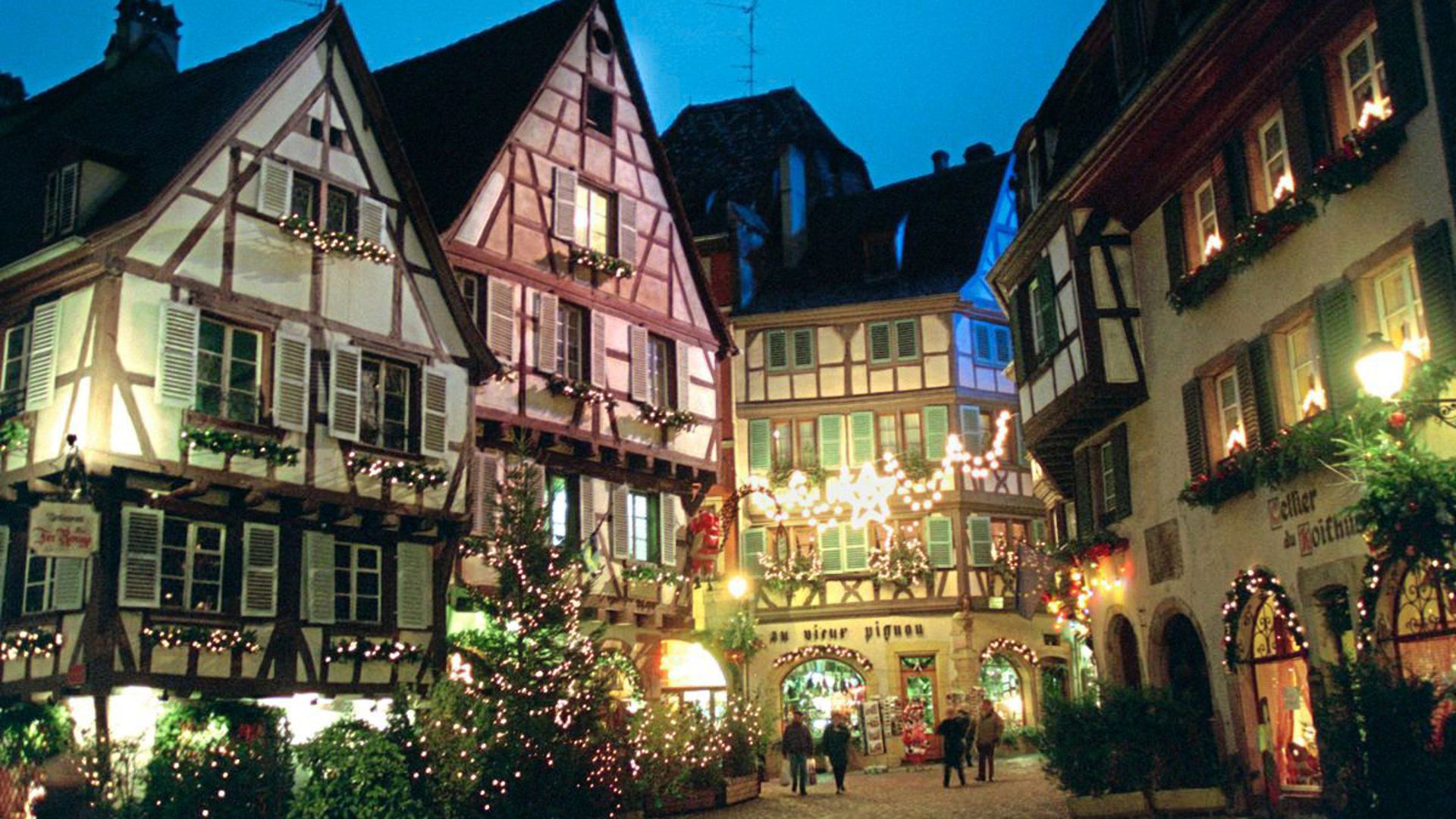 In weihnachtlichem Lichterglanz erstrahlen die Fachwerkhäuser in der Altstadt von Colmar im Elsass. Während der Advents- und Weihnachtszeit verzaubert ein Spiel von Lichtern den historischen Kern des Elsassstädtchens.
