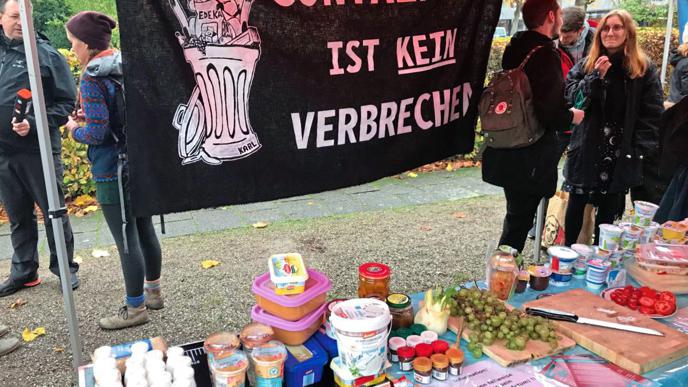 Die Foodsharing-Gruppe aus Karlsruhe versorgte die Teilnehmer der Kundgebung mit geretteten Lebensmitteln.