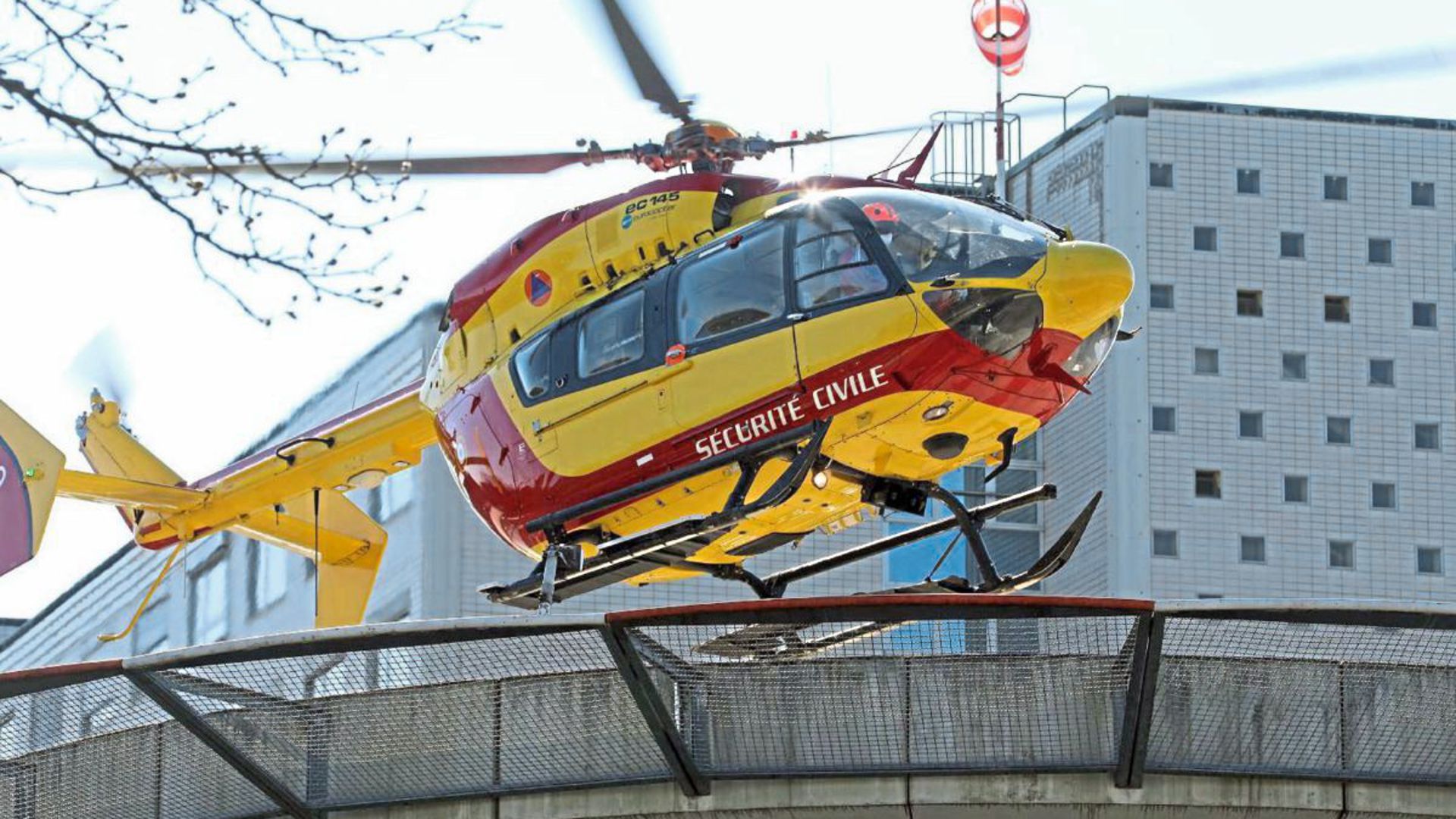 Landung auf dem Dach des Hauses R: Die Landefläche für Hubschrauber auf dem Haus R (hier der Transport von Covid-Patienten aus dem Elsass im März 2020) ist künftig nur noch Notlandeplatz. Daneben entsteht ein neuer 18 Meter hoher „Helipad“.