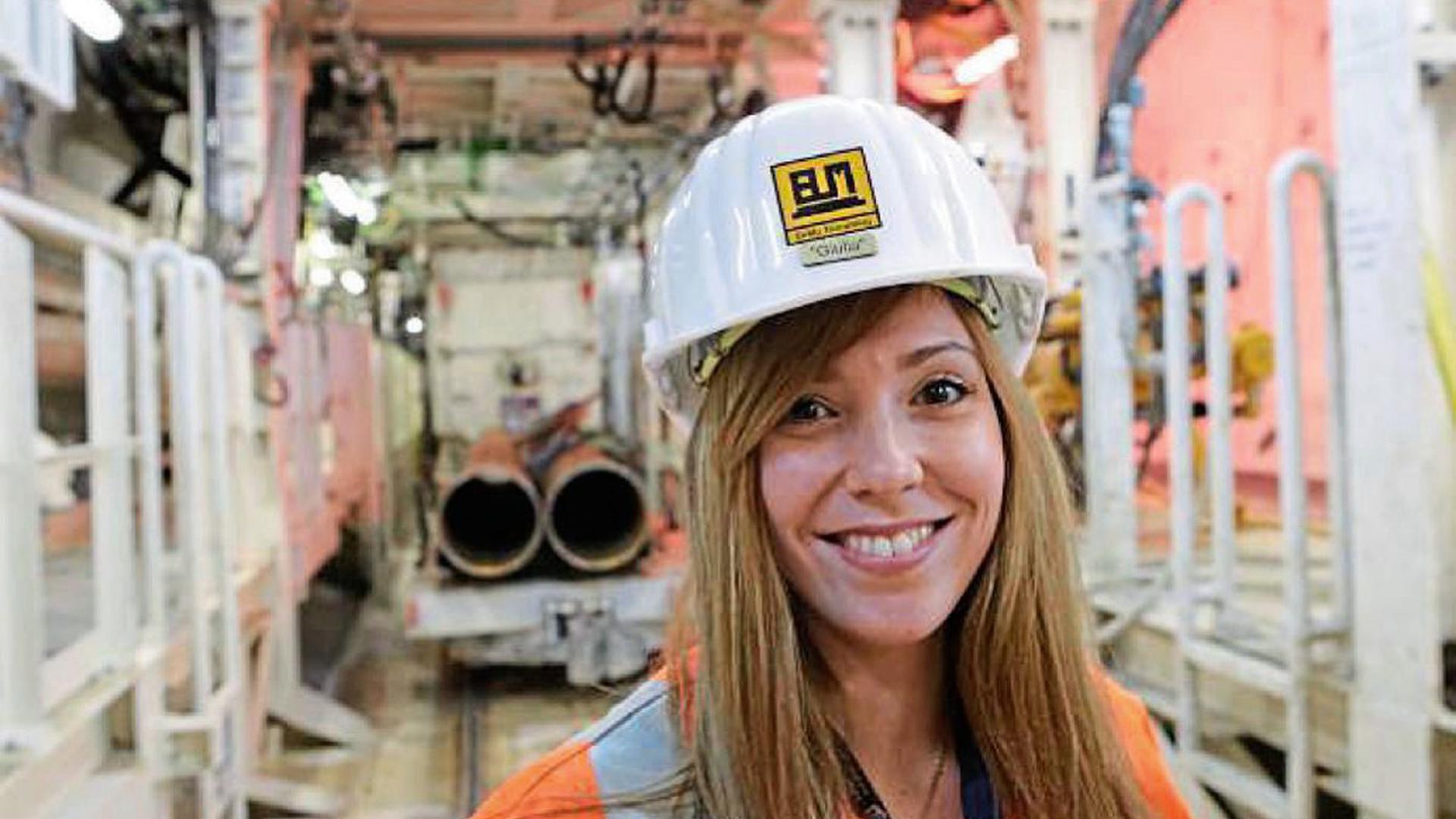 Glücksfee: Giulia Corda von der Tunnelbaufirma ist die Patin für „Giulia“. Auf dem Foto steht sie an der Tunnelbaufabrik.