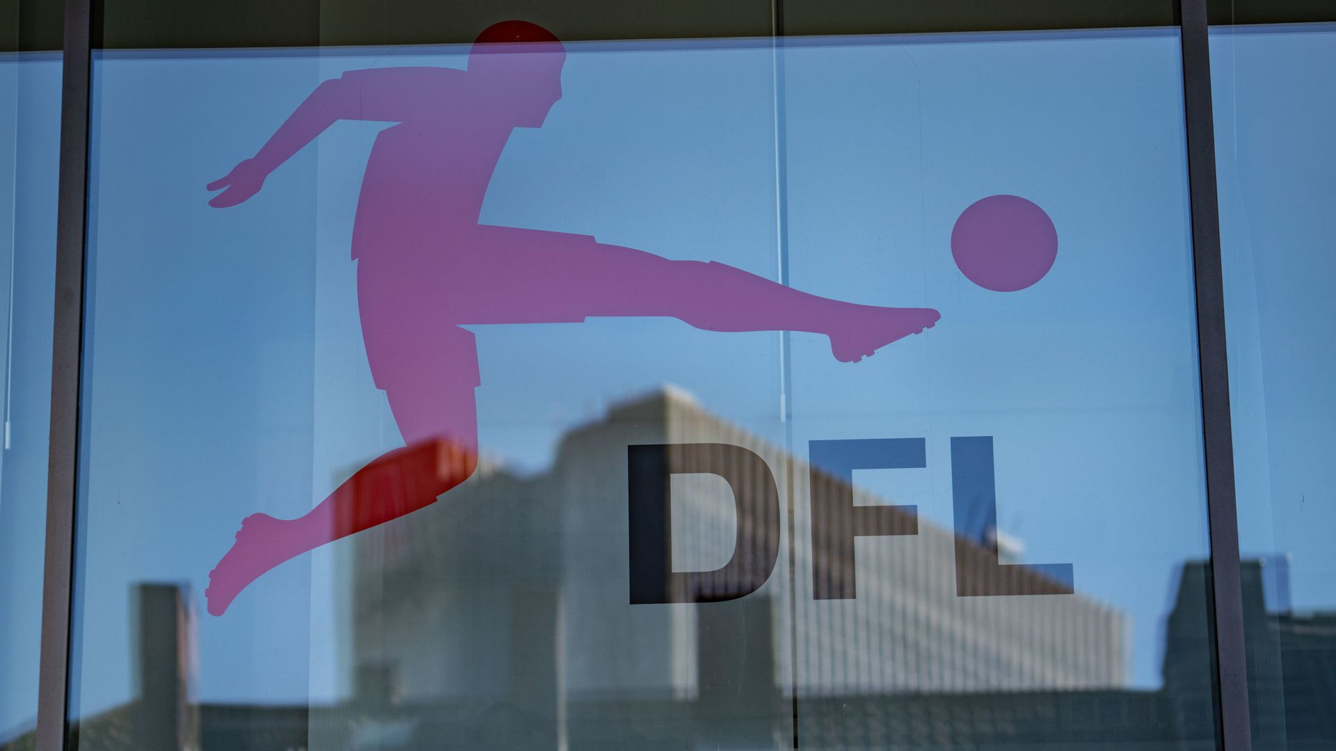Im Wartestand sind weiterhin die deutschen Proficlubs. Die DFL will die Spielpause bis mindestens 30. April verlängern.