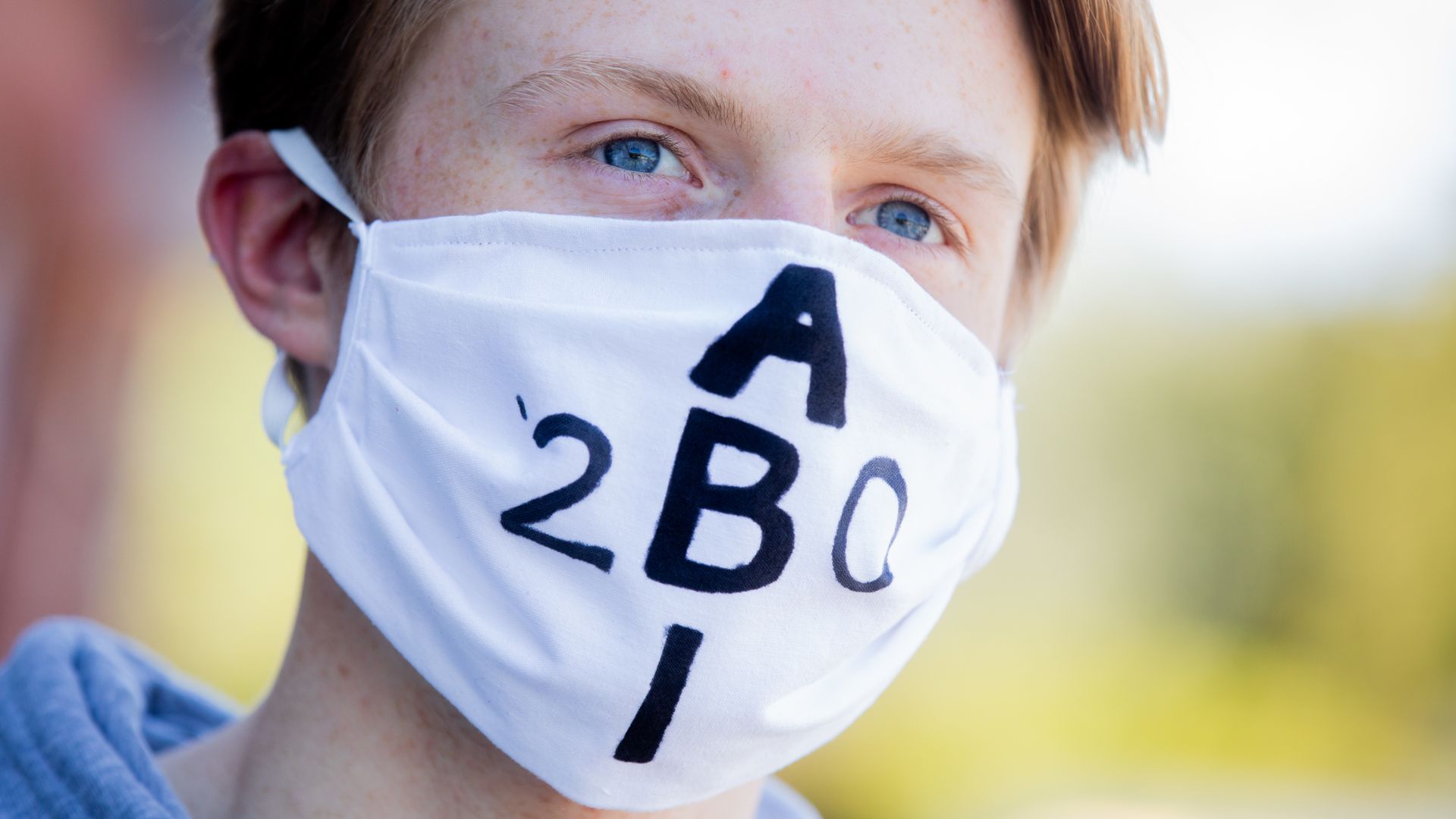 Ein Schüler trägt wegen des Coronavirus eine Schutzmaske mit der Aufschrift "Abi 2020".