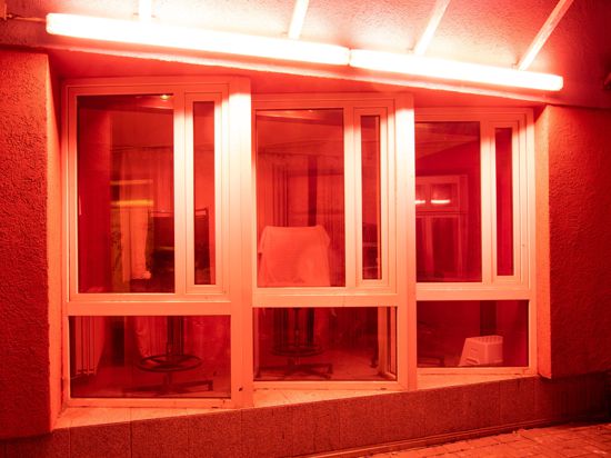 Geschlossen: Keine Prostituierten sitzen derzeit in den beleuchteten Fenster der Bordells – so auch in Karlsruhe. Auch Sexstudios dürfen keine Kunden mehr hereinlassen.