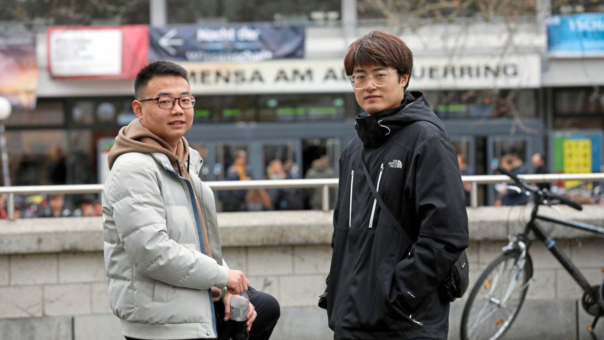 Die beiden KIT-Studenten Peiqi Liu (links) und Sai Zheng sprechen so oft es geht mit Familie und Freunden in Wuhan.