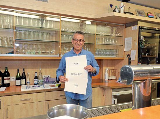 Konstante im Clubhaus: Seit 35 Jahren betreibt Konstantinos Rentzelas mit seiner Familie das Vereinsrestaurant des SVK Beiertheim. Seine Kinder haben ihn überredet, in der Not um Spenden zu bitten.