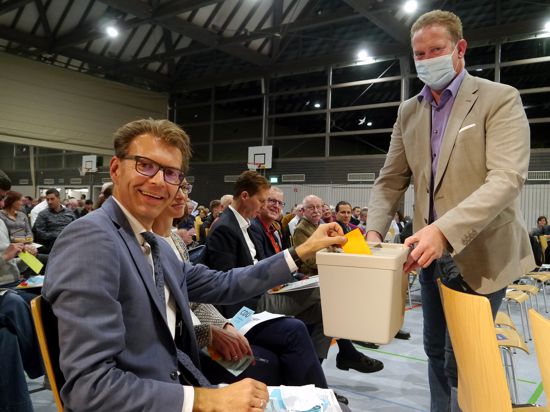 Daniel Caspary bei der Stimmabgabe beim Kreisparteitag der CDU Ka-Land. Caspary wurde als Vorsitzender bestätigt. 