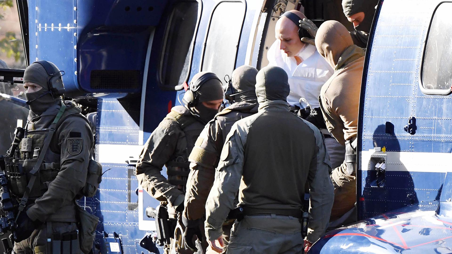 Stephan B., der Attentäter von Halle, wird von Polizisten aus einem Hubschrauber gebracht.