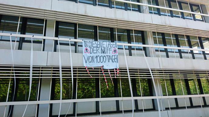"In diesen Etagen der Muff von 1.000 Tagen": Studierende haben Protestplakate gegen den Umgang mit PCB am KIT-Campus aufgehängt.