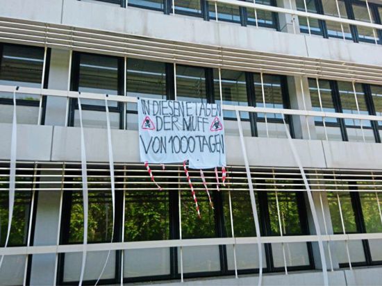 "In diesen Etagen der Muff von 1.000 Tagen": Studierende haben Protestplakate gegen den Umgang mit PCB am KIT-Campus aufgehängt.