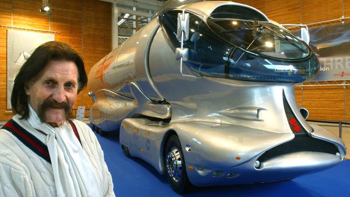 Designer Luigi Colani präsentiert 2002 auf der "IAA Nutzfahrzeuge" seine Vorstellung eines besonders aerodynamischen Lastwagens.