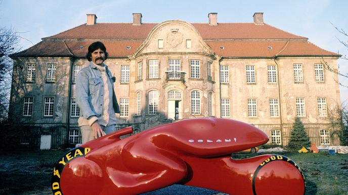 Luigi Colani präsentiert in Sassenberg in Nordrhein-Westfalen seinen Entwurf eines turbinengetriebenen Zweirads vor seinem damaligen Wohnsitz Schloss Harkotten.
