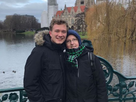 Blutsverwandt: Oliver Dietz und Hannelore Schmidt haben genetisch gleiche Stammzellen. Im Dezember 2019 haben sie sich in Hannover getroffen.