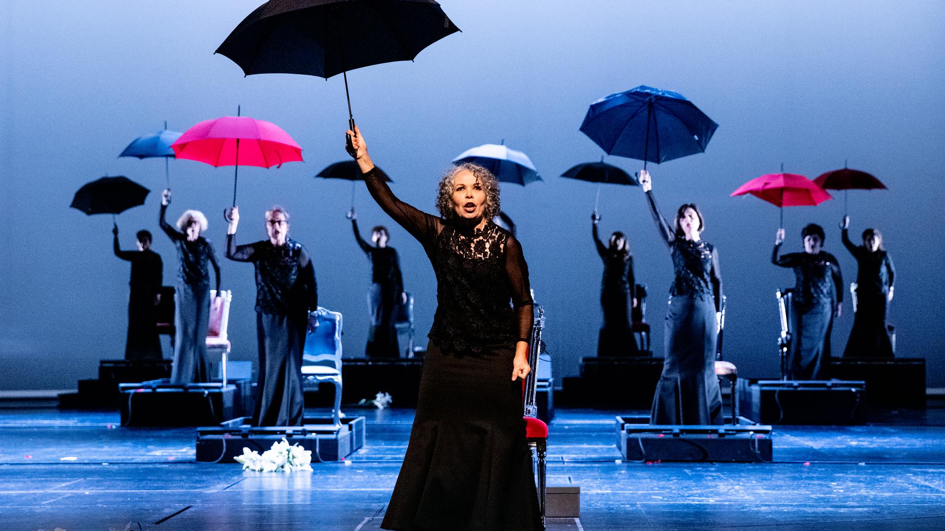 Damenchor-Szene aus der Karlsruher Neuproduktion „Viva La Diva / Steuermann lass die Wacht“ mit Damen- und Herrenchören aus bekannten Opern.