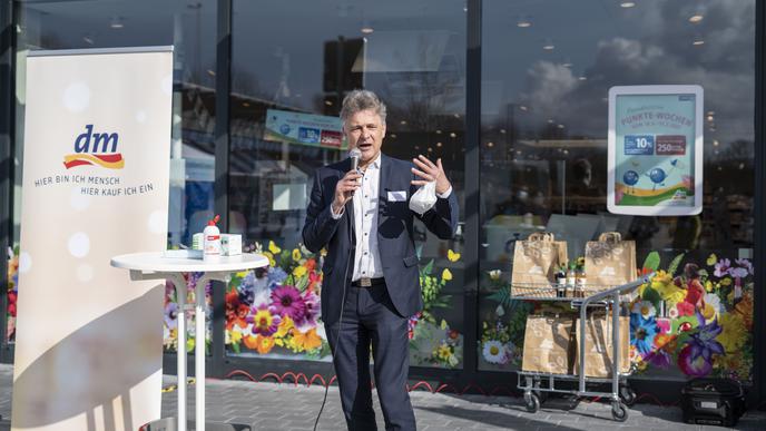Der Karlsruher Oberbürgermeister Frank Mentrup hält vor der dm-Filiale im Durlach Center eine Rede.