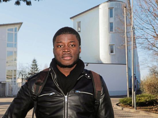 Fand in Deutschland Freunde und Feinde: Alassa Mfouapon vor der Landeserstaufnahmestelle für Flüchtlinge in Karlsruhe.