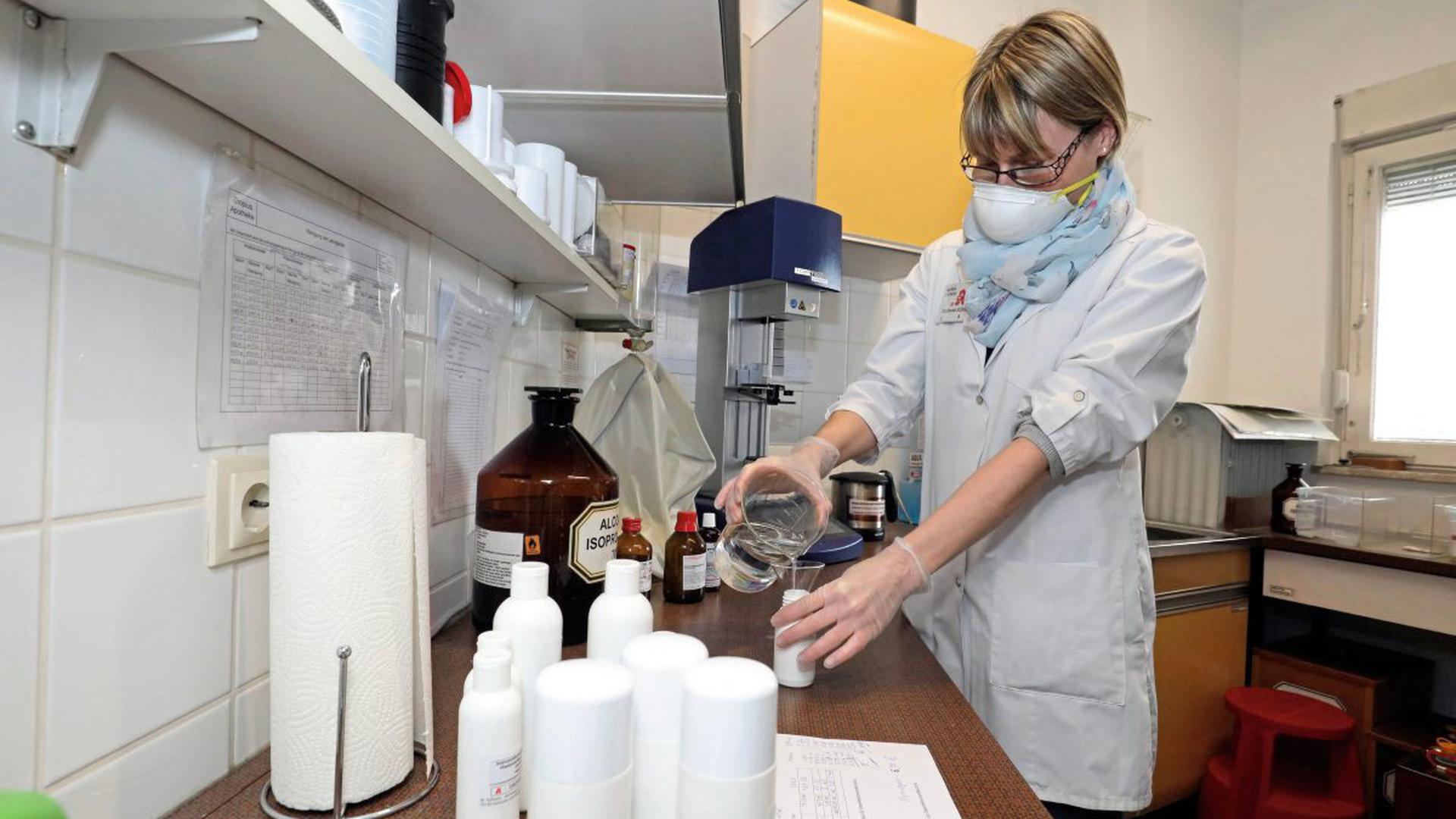 Desinfektionsmittel können Apotheker selbst herstellen – auch PTA Stephanie Köhler ist qualifiziert. Den Mundschutz trägt sie dabei aber nicht wegen des Coronavirus, sondern um die Rezeptur nicht zu verunreinigen.