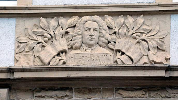 Ein Relief mit dem Gesicht von Johann Sebastian Bach ziert die Fassade des Hauses Nummer 28/30. Im Inneren ist heute unter anderem ein evangelischer Kindergarten untergebracht.