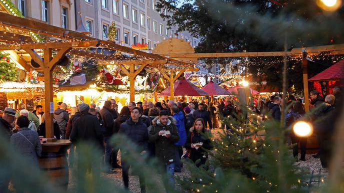 Es funkelt und glitzert auf dem Friedrichsplatz. Der Christkindlesmarkt heißt dort Waldweihnacht. Insgesamt besteht Karlsruhes Weihnachtsmarkt aus rund 100 Hütten.