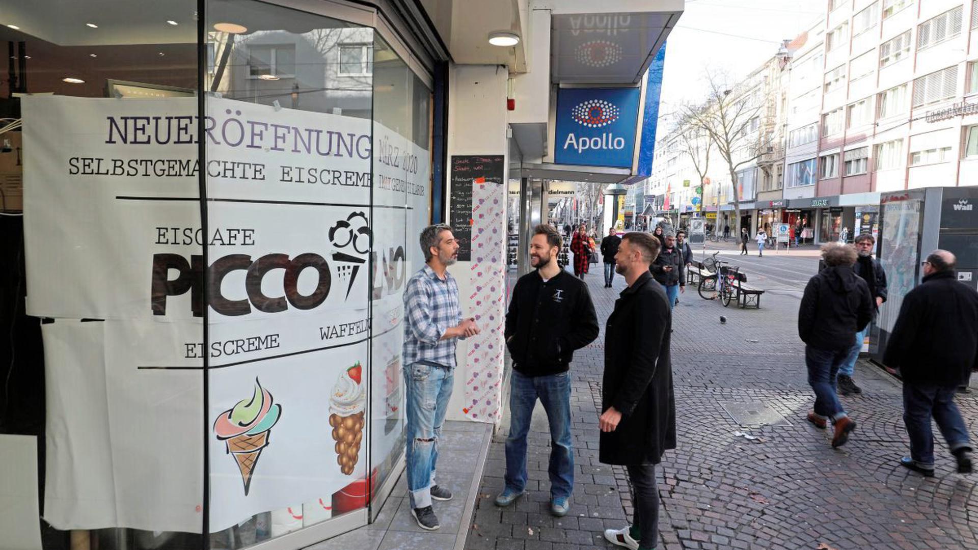 Italienische Spezialitäten will Francesco Indirli (Mitte) mit Geschäftspartner Thorsten Röll (rechts) und Eis-Meister Tiago Lorenzo (links) in der Kaiserstraße bieten. Er hofft, nun mit Eis statt Pizza die Nachfrage nach To-Go-Angeboten besser zu bedienen.