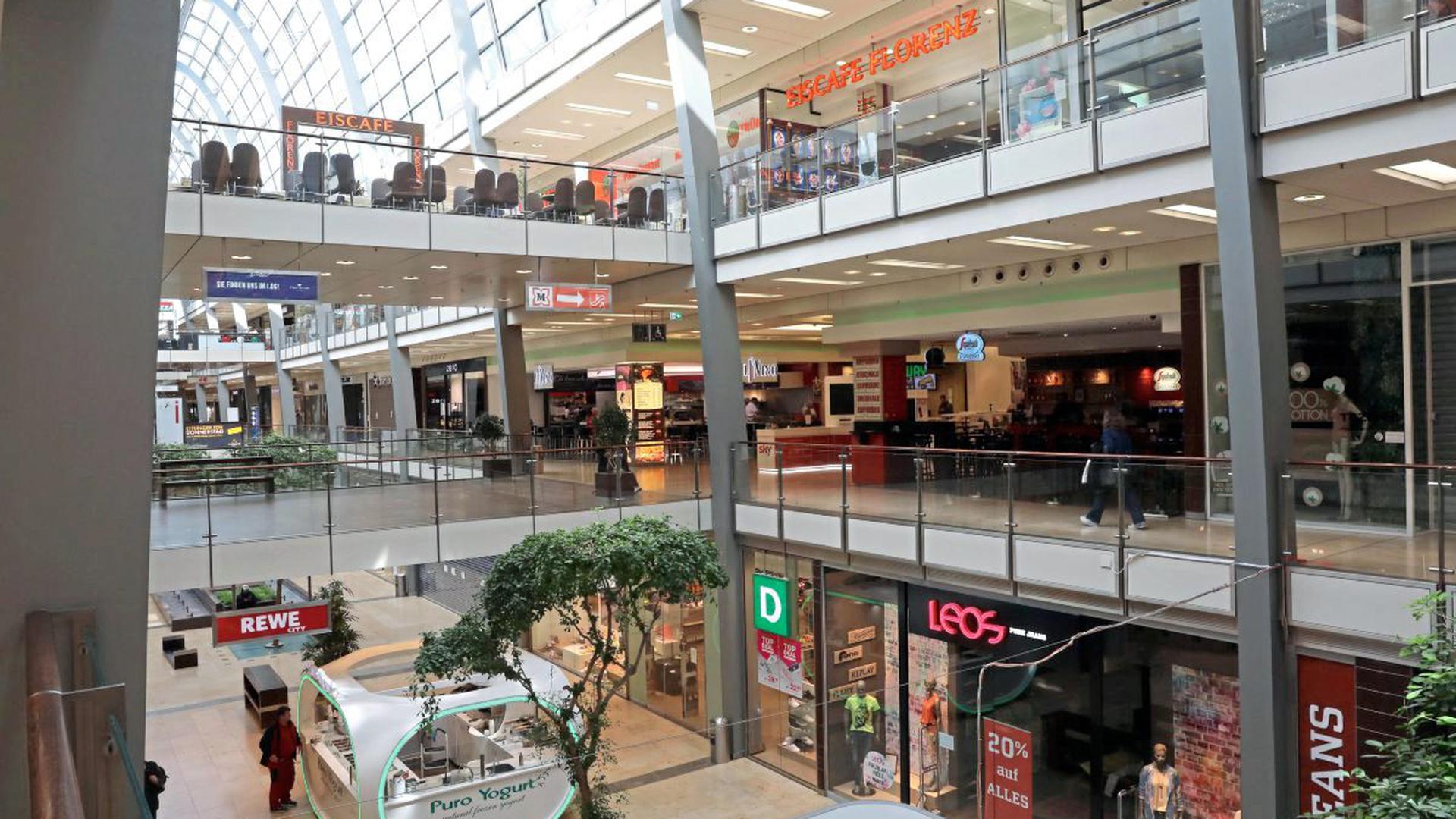 Ins Einkaufszentrum Ettlinger Tor verlieren sich nur noch wenige Menschen