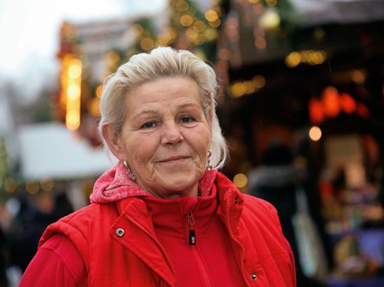 Freut sich auf Weihnachten: An diesem Montag öffnet Susanne Filder nochmals ihre Bude auf dem Friedrichsplatz, dann ist erst mal Pause.