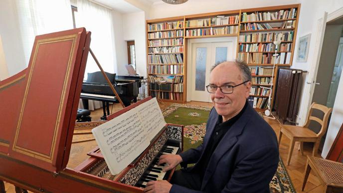 Klassisches Musikzimmer: Norbert Krupp probt hier regelmäßig mit dem Waldstadt Kammerorchester. Er spielte auch schon auf der Klassik-Matinée beim Brahmsplatzfest.