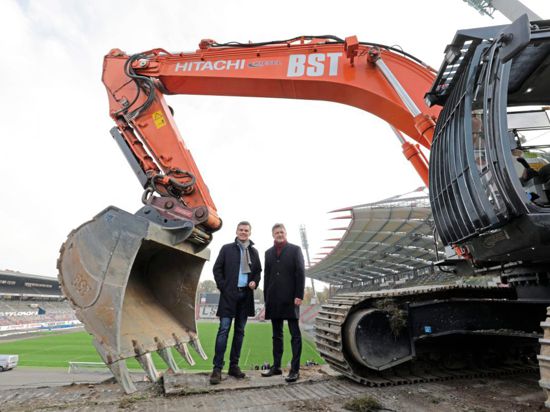 Da war die Welt noch einigermaßen in Ordnung: KSC-Präsident Ingo Wellenreuther (links) und OB Frank Mentrup im November 2018 beim Beginn der Abrissarbeiten im Wildpark zur Vorbereitung des Stadionbaus.